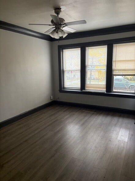 Building Photo - 4959 W Wrightwood Ave