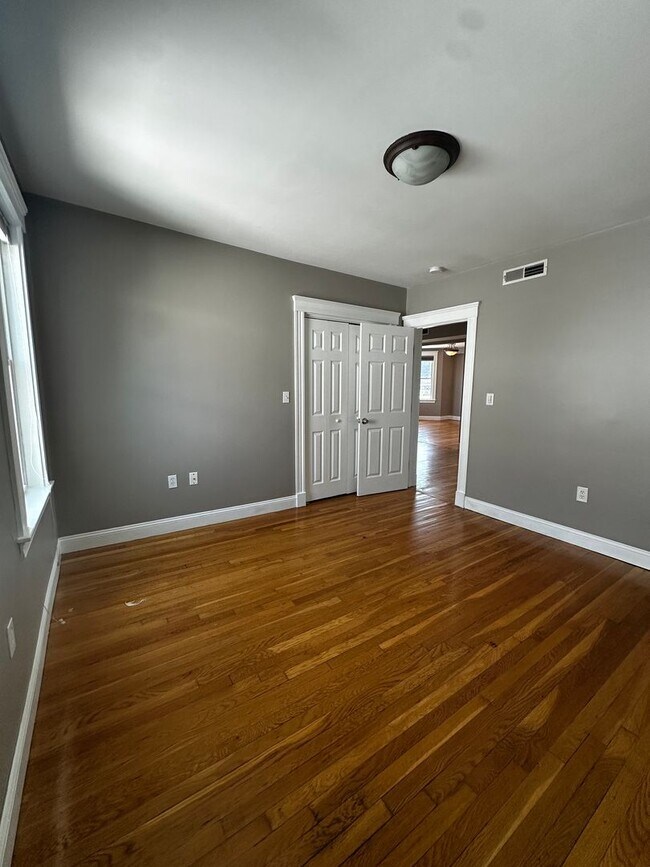 Building Photo - Spacious 3 Bed 2 Bath Apartment With Garag...