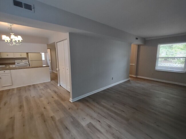 Building Photo - Move-in ready Home located in the Walnut C...