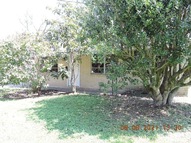 Building Photo - Great Location in MidCity - 3BR/1BA House ...