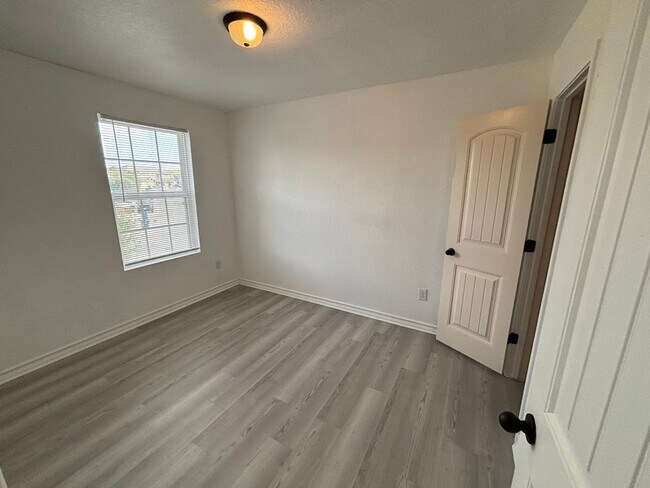 Building Photo - Spacious End-Unit Townhome in Prime Northe...