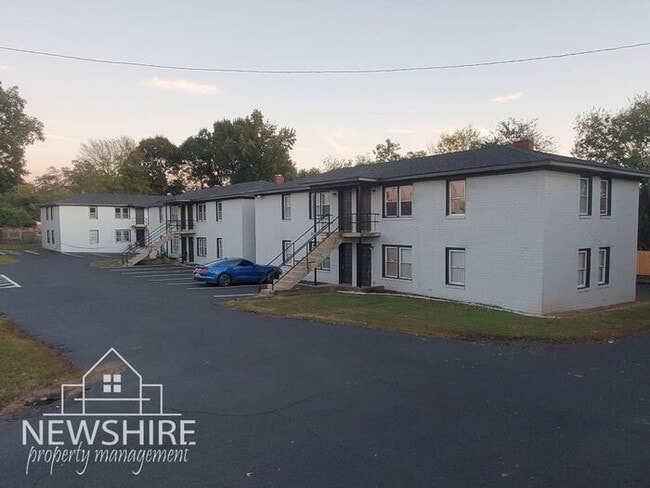 Building Photo - 2 Bedroom Town Home! - Discover Hampton Ave Apartments in Greenville, SC!