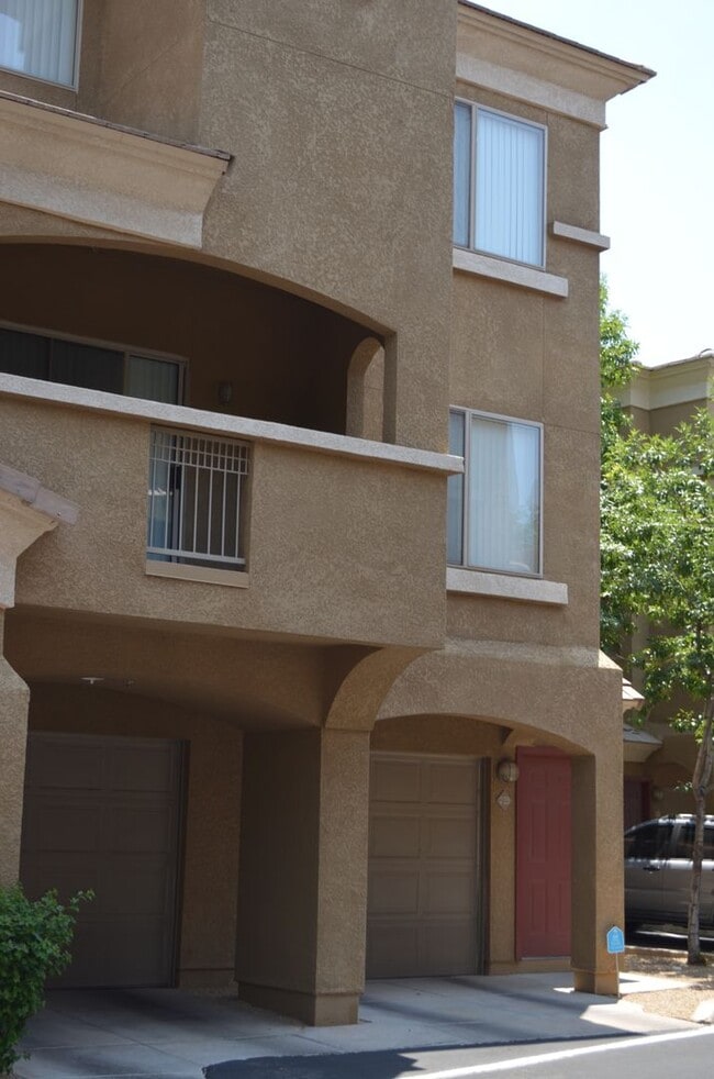 Building Photo - MOVE IN Special!!  Biltmore 2 bedroom!