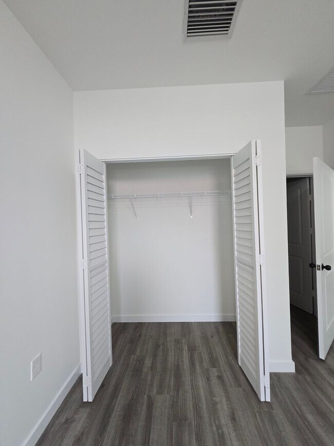 Building Photo - Eagle Trace Townhomes | 3BR/3.5BA | 2.3 Miles to UF– New Construction