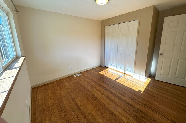 Building Photo - Bright and spacious 5bd 2 ba house in Edmo...