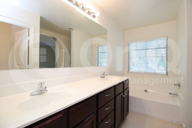 Building Photo - 3834 E Santa Fe Ln