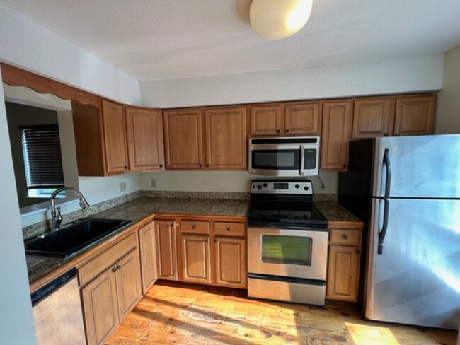 Building Photo - Distinguished 2-Bed Townhouse w/ In-Unit L...