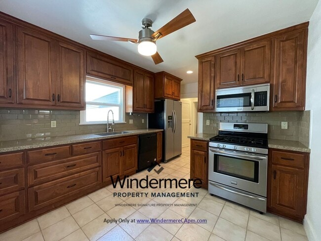 Building Photo - Charming Land Park Bungalow 1x1 with Bonus...
