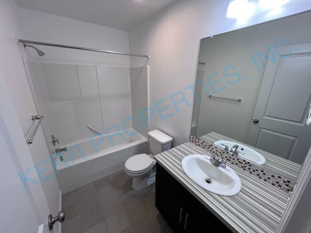 Building Photo - Spacious 4-Bedroom Townhouse with 3.5 Baths in Prime Happy Valley Location – 2021 Sq Ft of Modern...