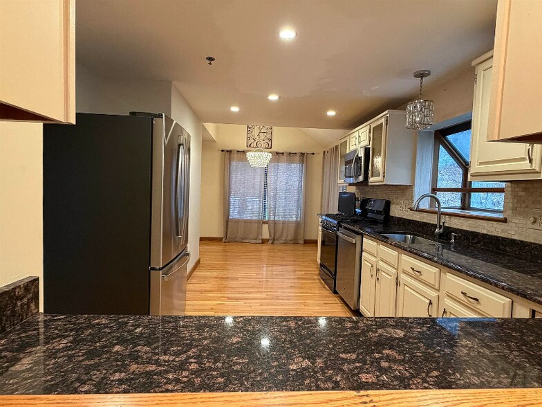 Building Photo - 17 Bayberry Dr