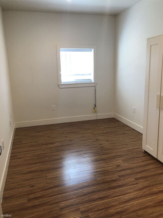 Building Photo - 3 br, 1 bath 4plex - 2100 Market St #B