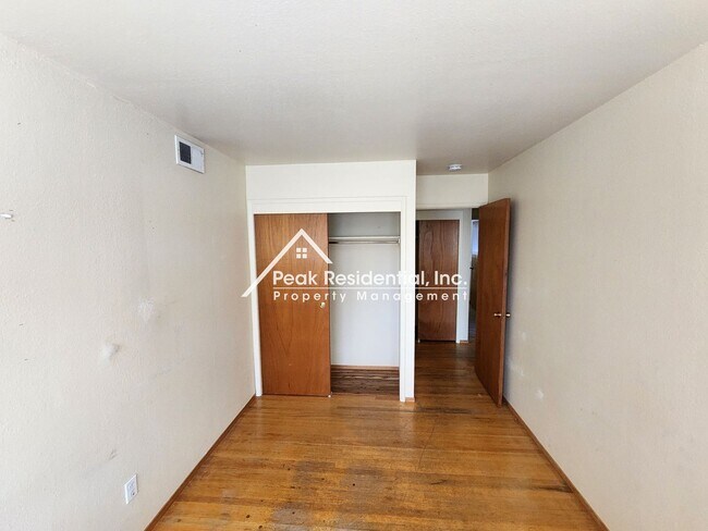 Building Photo - Charming 4bd/2ba Home with Large Backyard