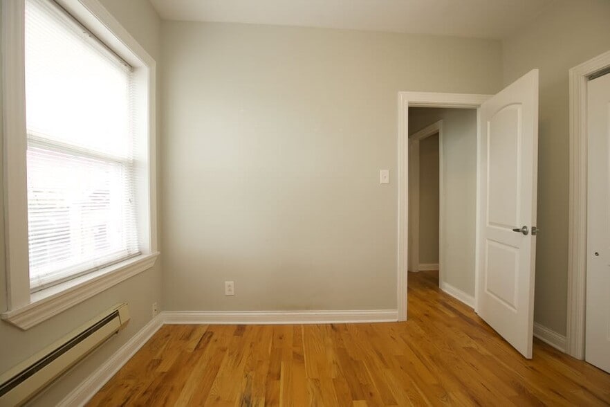 Building Photo - 4422 N Wolcott Ave