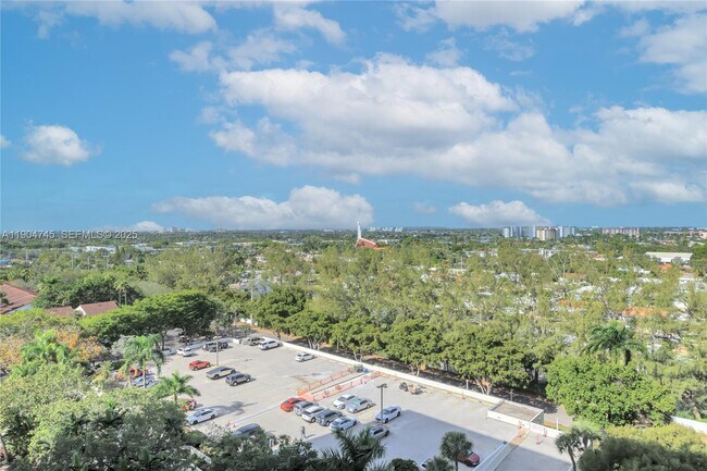 Building Photo - 3200 Port Royale Dr N