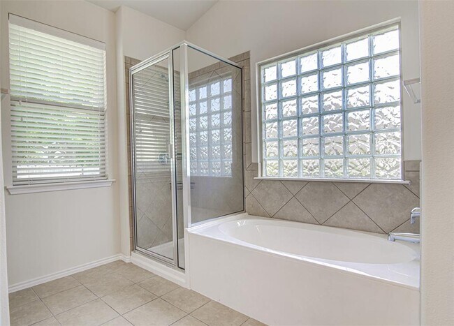 Building Photo - 1610 Greenside Dr