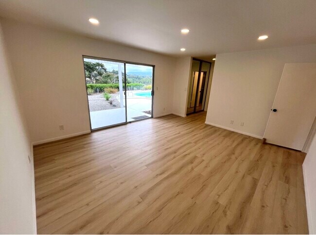 Building Photo - 915 Ranch View Ln