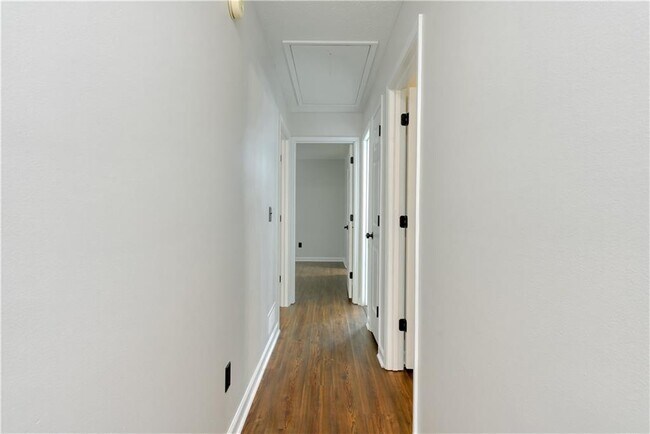 Building Photo - 61 Powers Ferry Manor SE