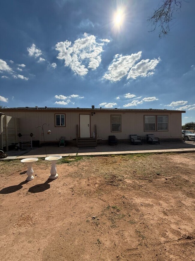 Building Photo - Charming 3-bedroom, 2-bathroom manufacture...