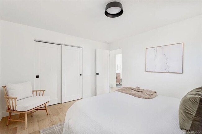 Building Photo - Recently Renovated 2Bd 1Ba Duplex with W/D and Central AC!