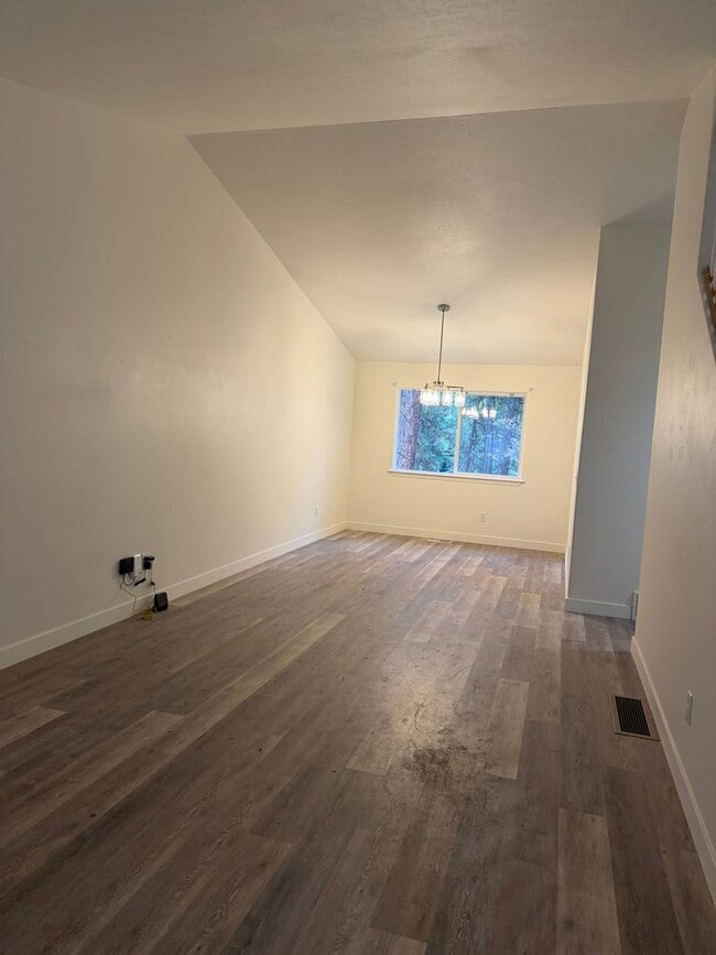 Building Photo - 4 Bedroom Duplex for Rent