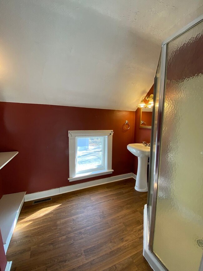 Building Photo - 3 Bedroom Home in Elkhart with Garage and ...