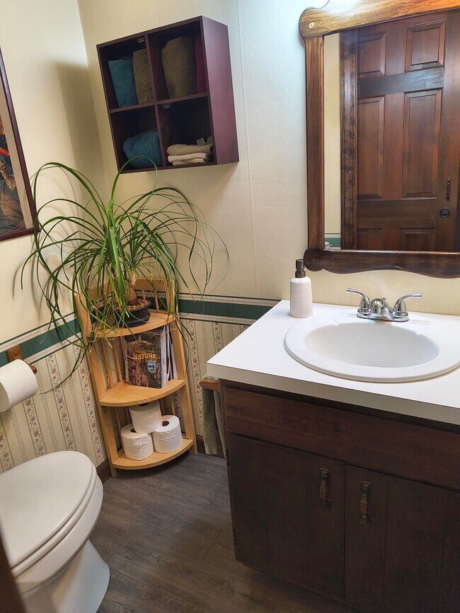 Building Photo - Spacious 4 bed, 2.5 bath with HEATED POOL ...