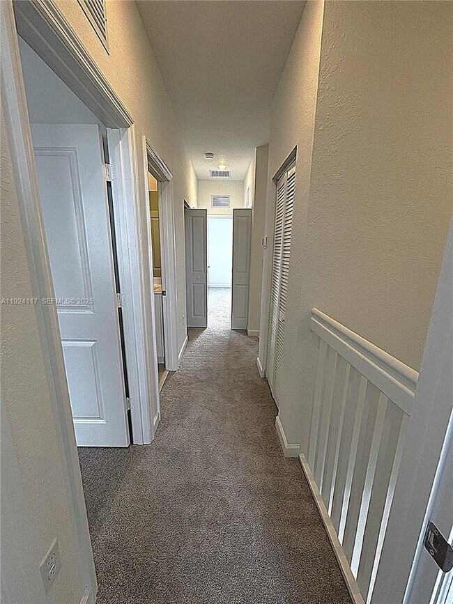 Building Photo - 632 SE 14th Ct