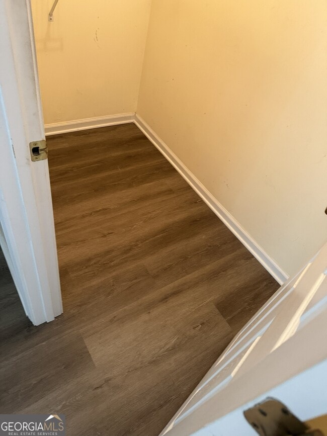 Building Photo - 515 Edgewater Way