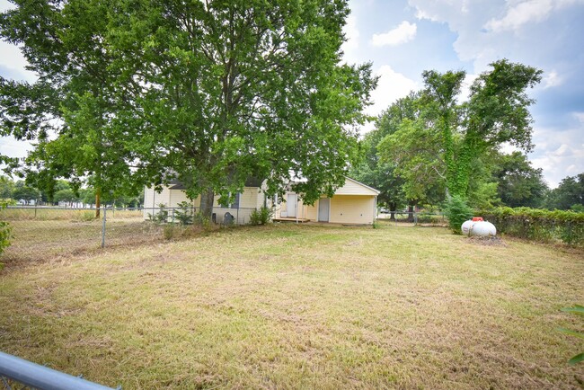 Building Photo - 2 Bedroom 1 Bath On Acreage in Lindale ISD!