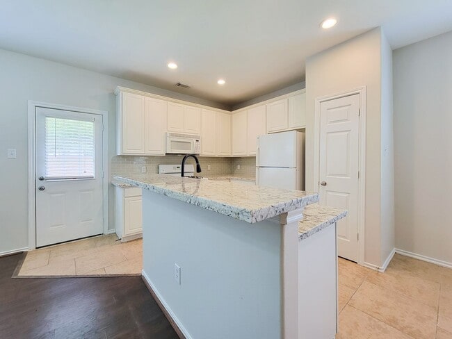 Building Photo - BEAUTIFUL 3 BEDROOM 2 BATH TOWNHOME THAAT ...