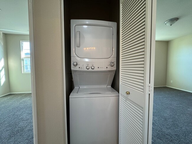 Building Photo - Cute 2 bedroom Condo Available for Rent