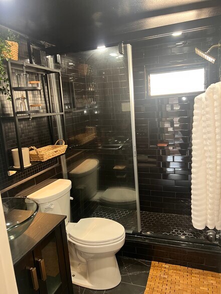 Bathroom - 1233 Saint James St