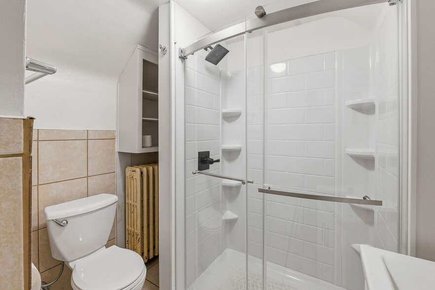 Building Photo - 418 S Spring St