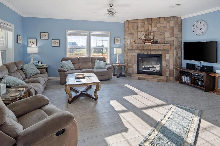 Building Photo - 975 Dolly St