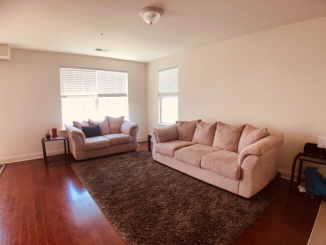 Building Photo - Beautiful and large 3 BR 2.5 BA townhouse/condo