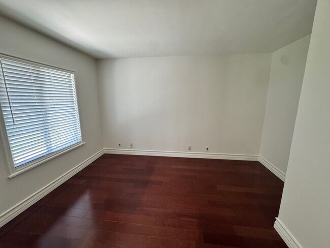 Building Photo - 10 Sunridge