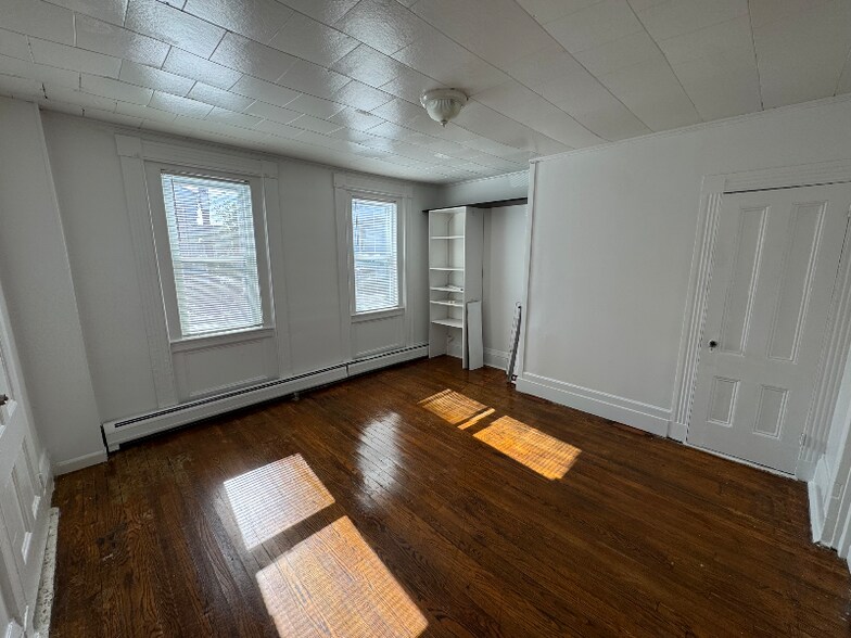 Building Photo - 11 Elm St