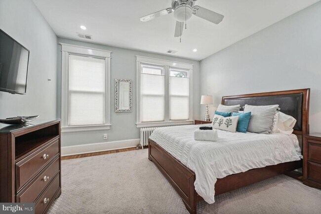 Building Photo - 722 13th St SE
