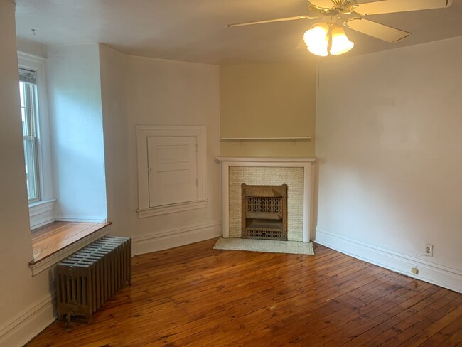 Building Photo - Spacious Two Story duplex on Walnut Street!