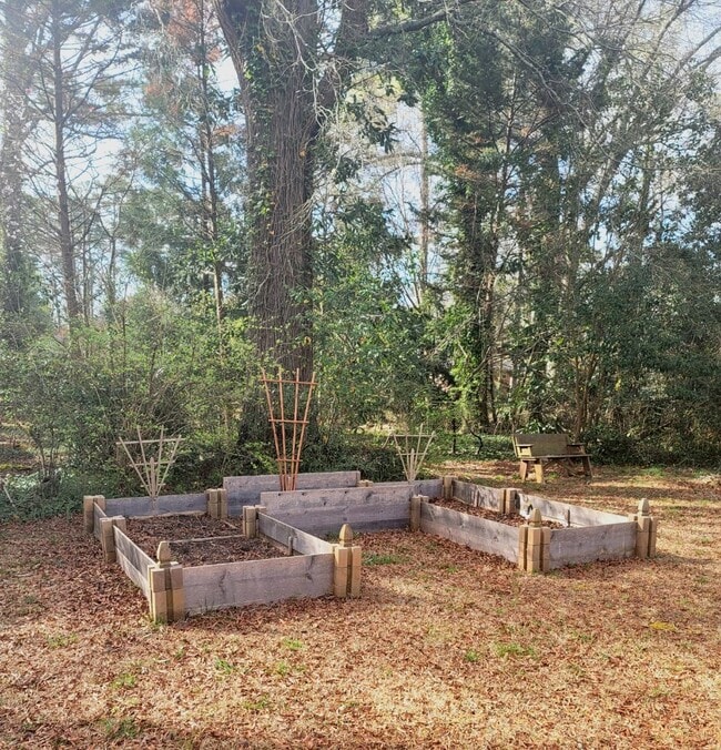 Building Photo - Fully Furnished and Move-in Ready: Charming 2BR/1BA Home