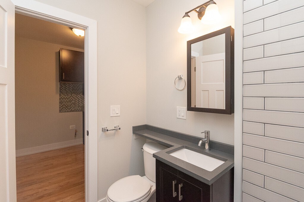 Building Photo - 755 W Cornelia Ave