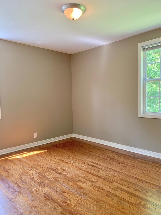 Building Photo - 854 E Happy Hollow Dr