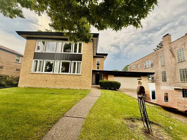 Building Photo - 9033 Ewing Ave