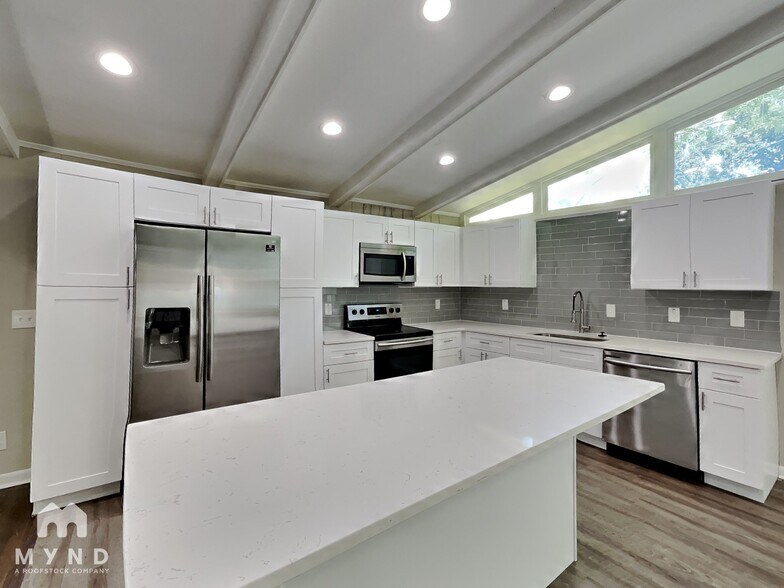 Building Photo - 1322 N Cliff Valley Way NE