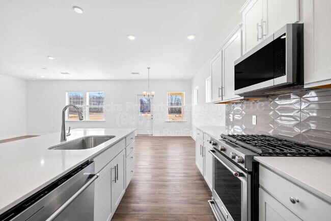 Building Photo - 2133 Riverbend Ave