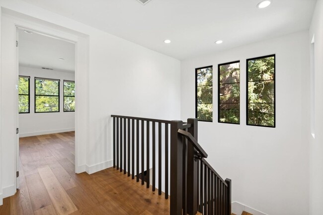 Building Photo - Luxurious Modern Single Family Home in West Menlo Park Available Now!