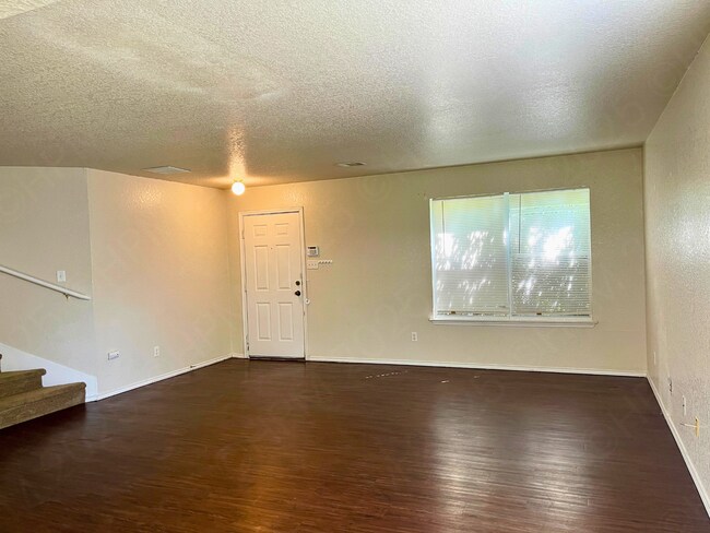 Building Photo - Move-In Special. ½ off the first full month's rent with a 12-month lease.
