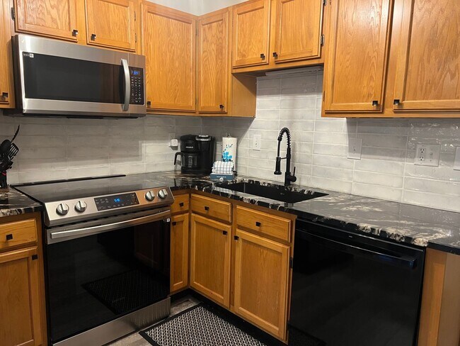 Building Photo - Furnished Updated Condo on HHI - Walk to the Beach!