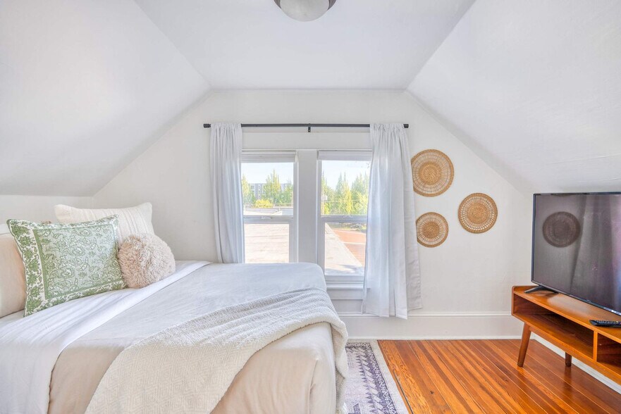 Building Photo - 4500 NE Garfield Ave.