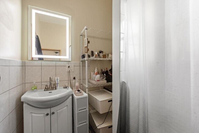 Building Photo - 3 bedroom in Chicago IL 60647